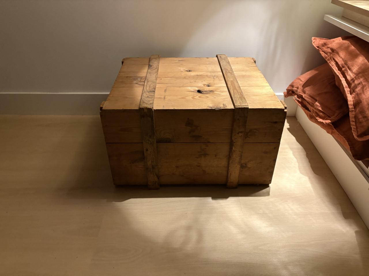Verschillende kisten en bijzettafels