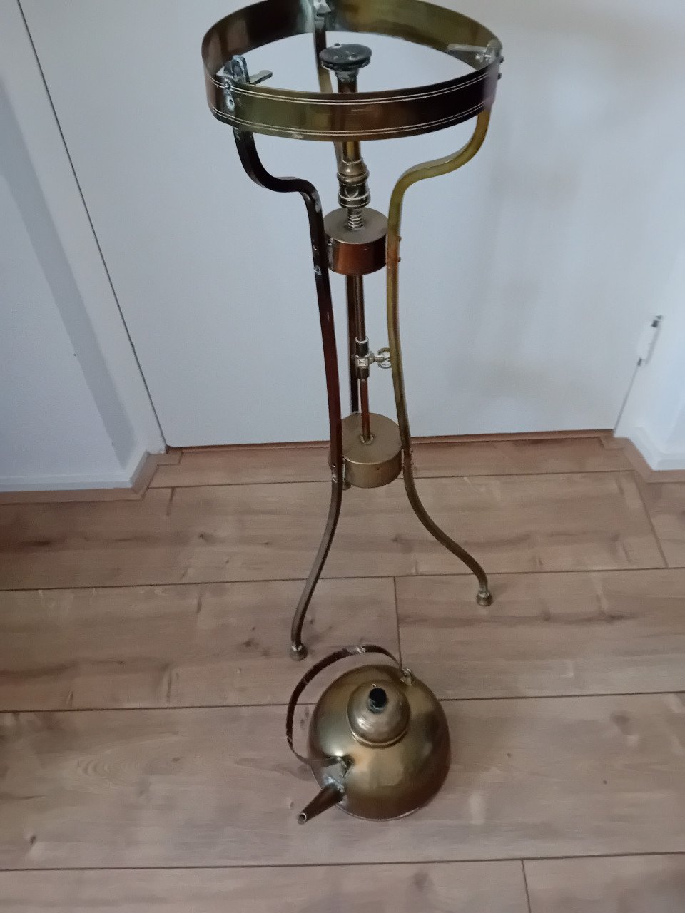 Koperen ketel met standaard