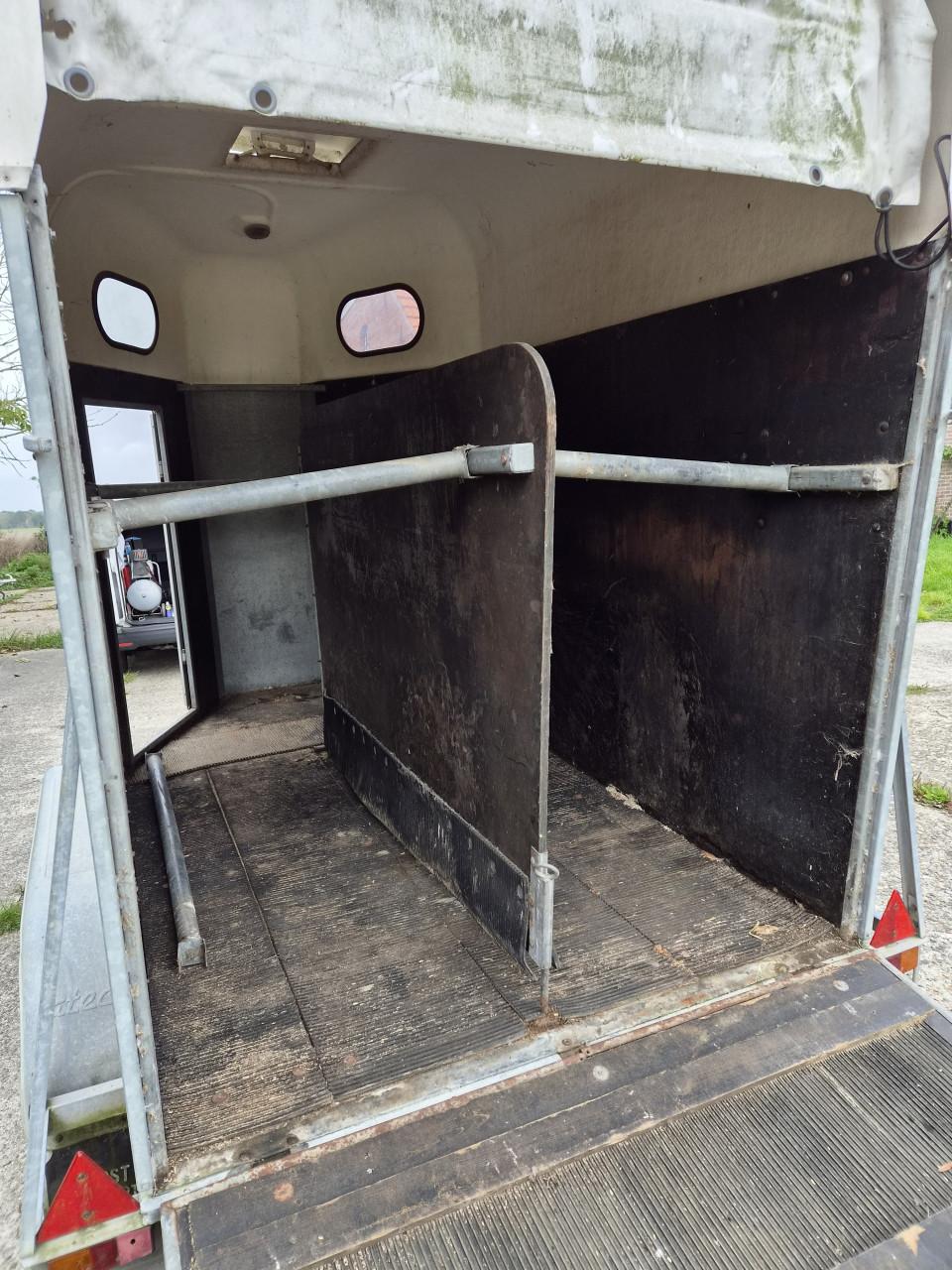 Paardentrailer Atec C2 Technoline bjr. 1998 met werkzaamheden