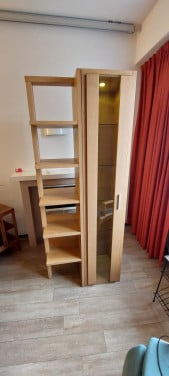 Vitrinekast met glazen boordjes