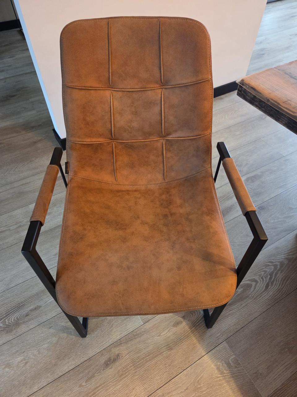 2 zeer nette cognac kleur suede stoelen