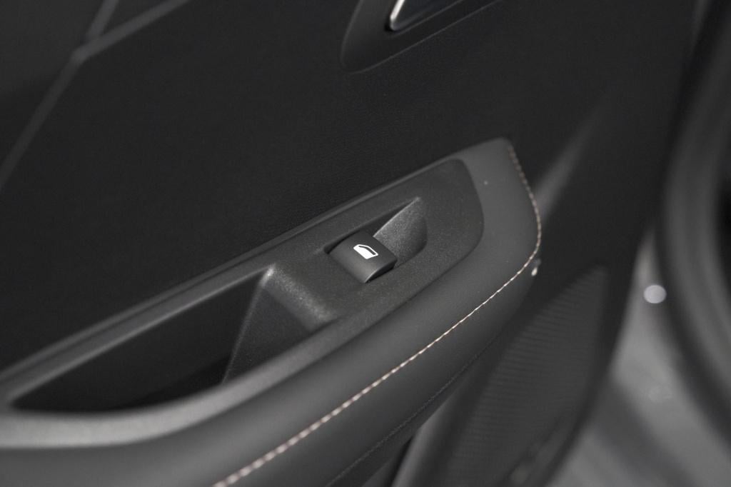 Peugeot 208 1.2 hybrid 110 e-dcs6 allure | apple carplay | parkeersensoren 