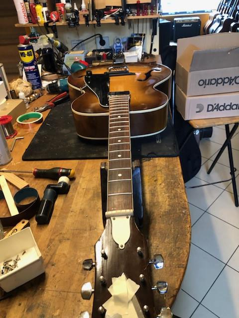 Silvertone vintage archtop ca 1964 met neck reset en Kent Armstrong pickup