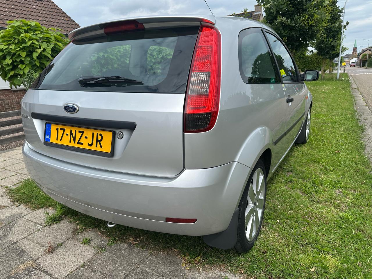 Ford fiesta 1.4 16V 3drs 2004 grijs
