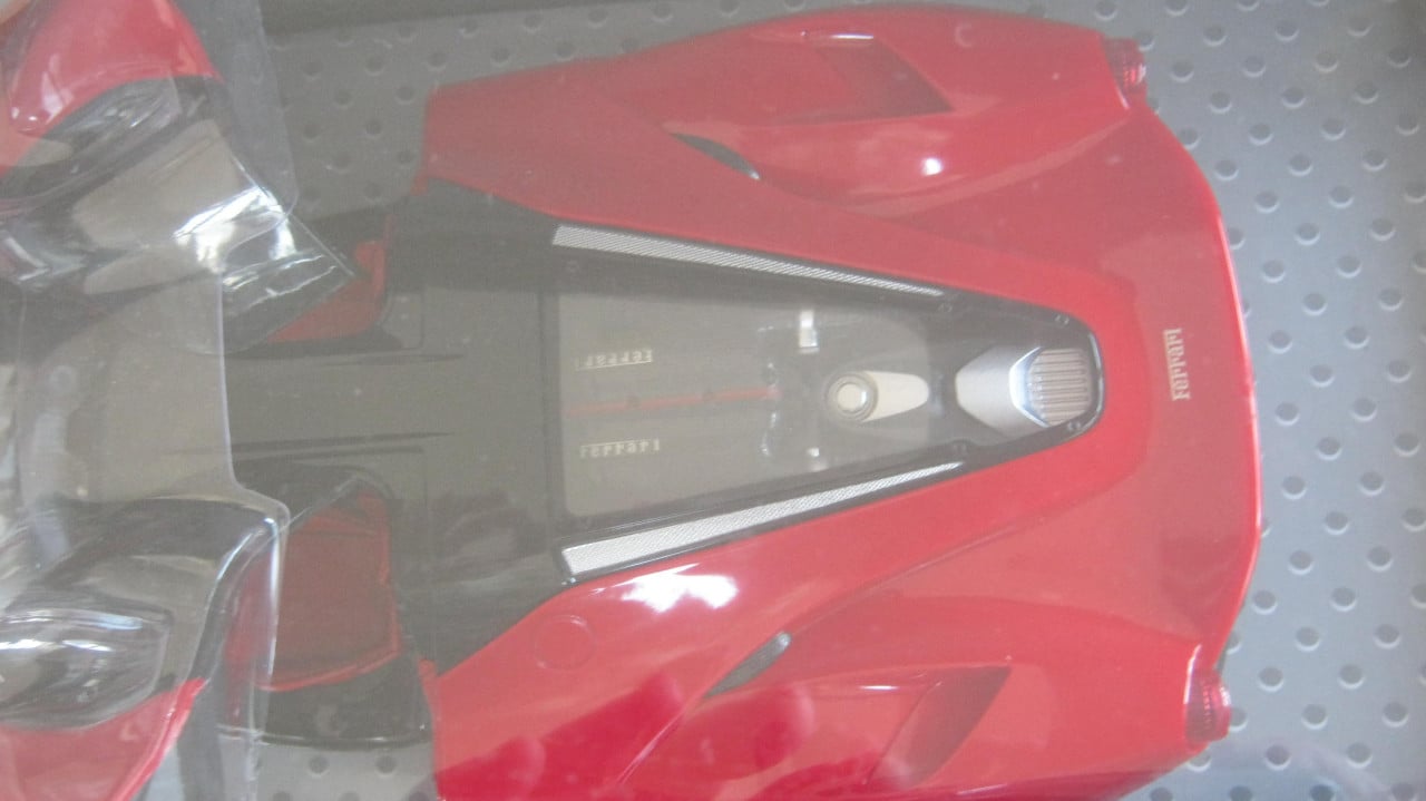 NIEUW FERRARI ENZO OP AFSTAND VOOR 20 EURO