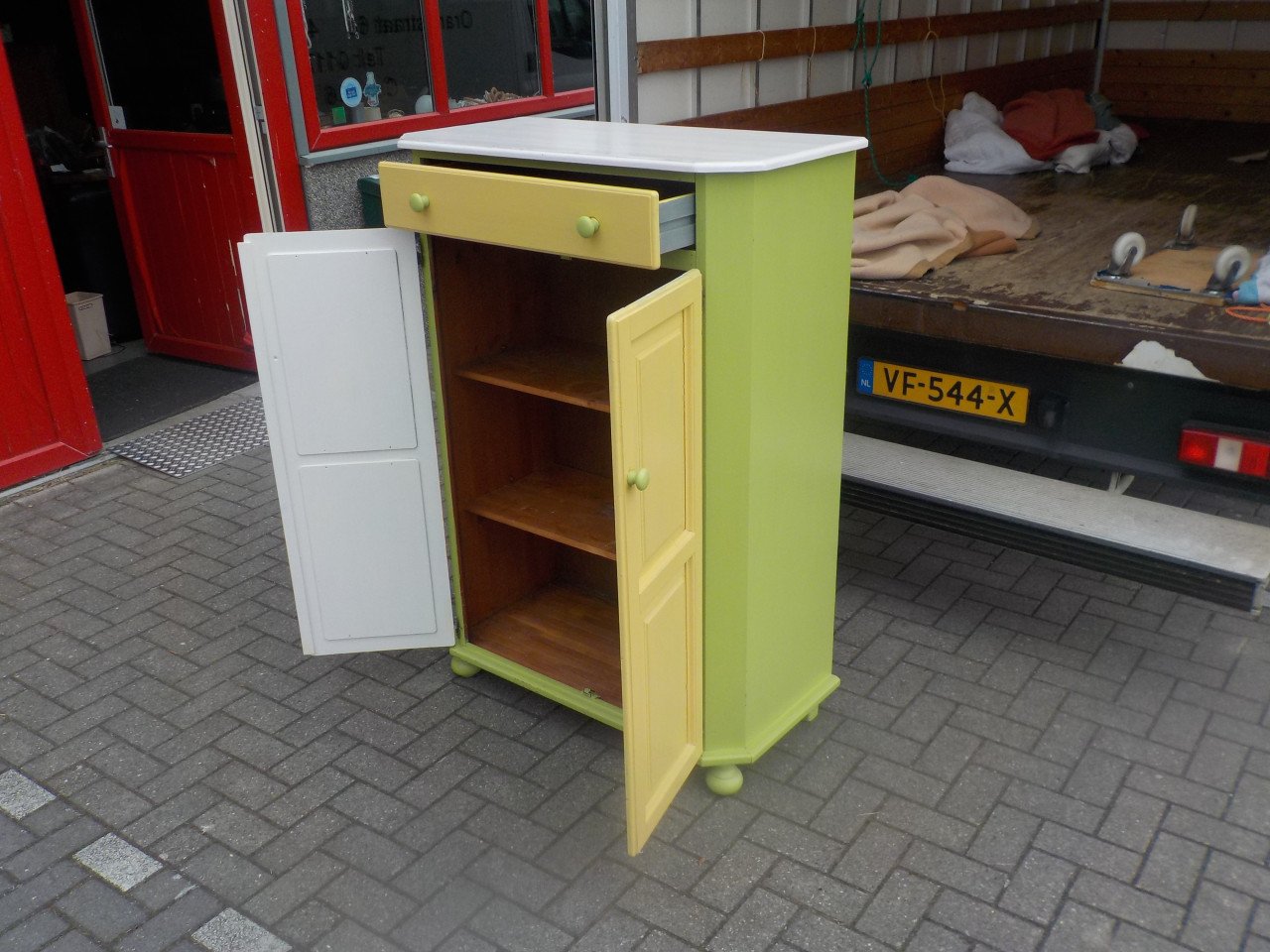 Massief soort meidenkast geverft in meerdere kleuren in goede staat