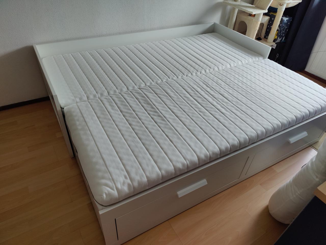 Logeer bed uitschuifbaar één of tweepersoons - IKEA bedbank + 2 matrassen