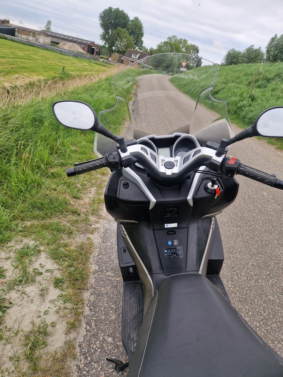 Kawasaki J300 (met ABS) motorscooter met topkoffer (inruil mogelijk)