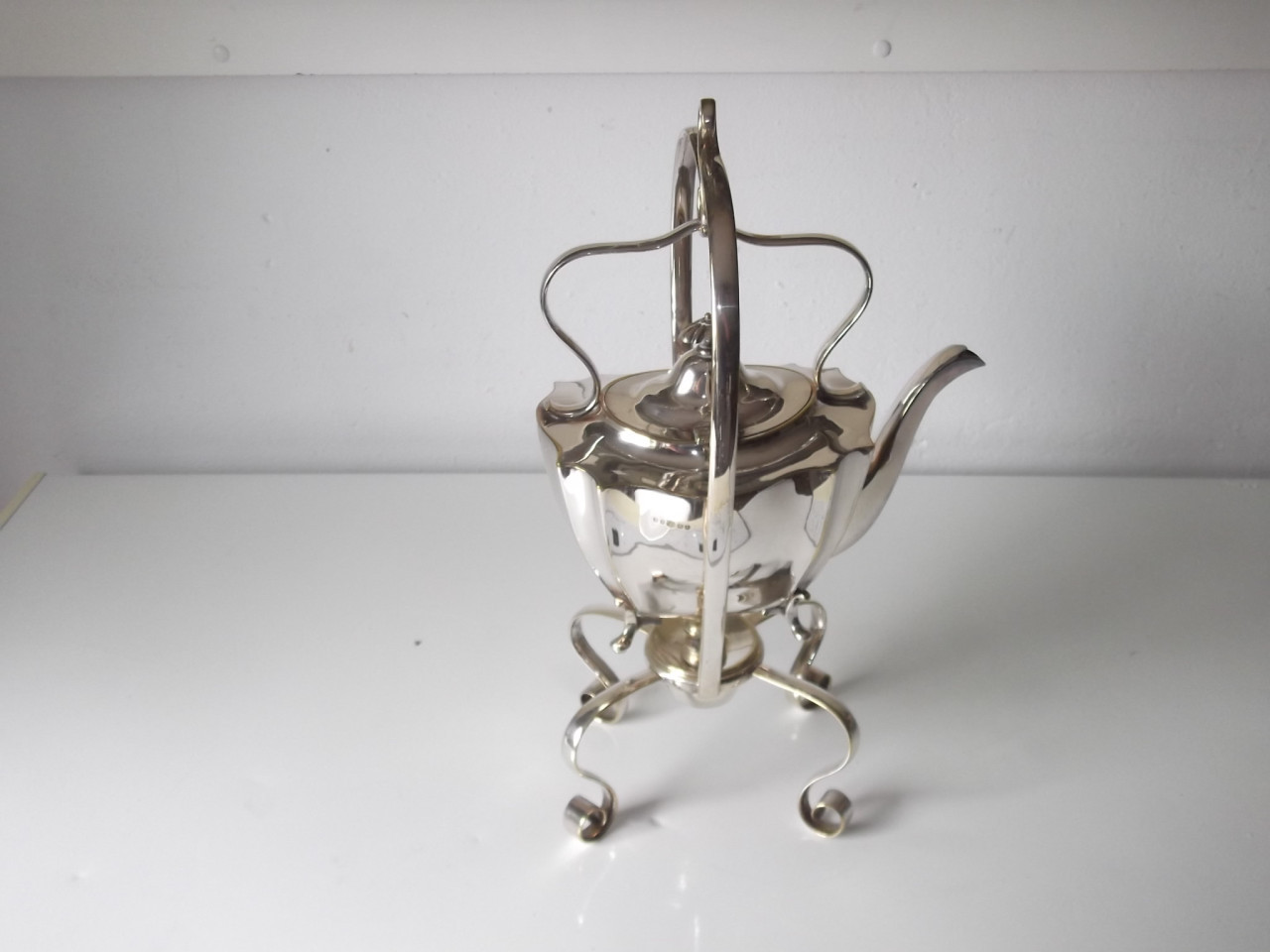 Antieke verzilverde theeketel op standaard 1906