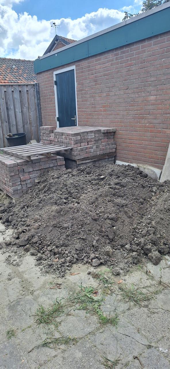GRATIS bestrating en mooi tuingrond.
