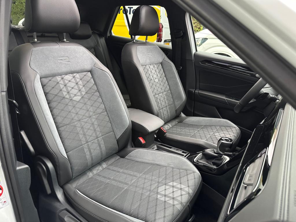 Volkswagen T-roc 1.5 tsi r-line | black style | panoramadak | 19 inch | cam