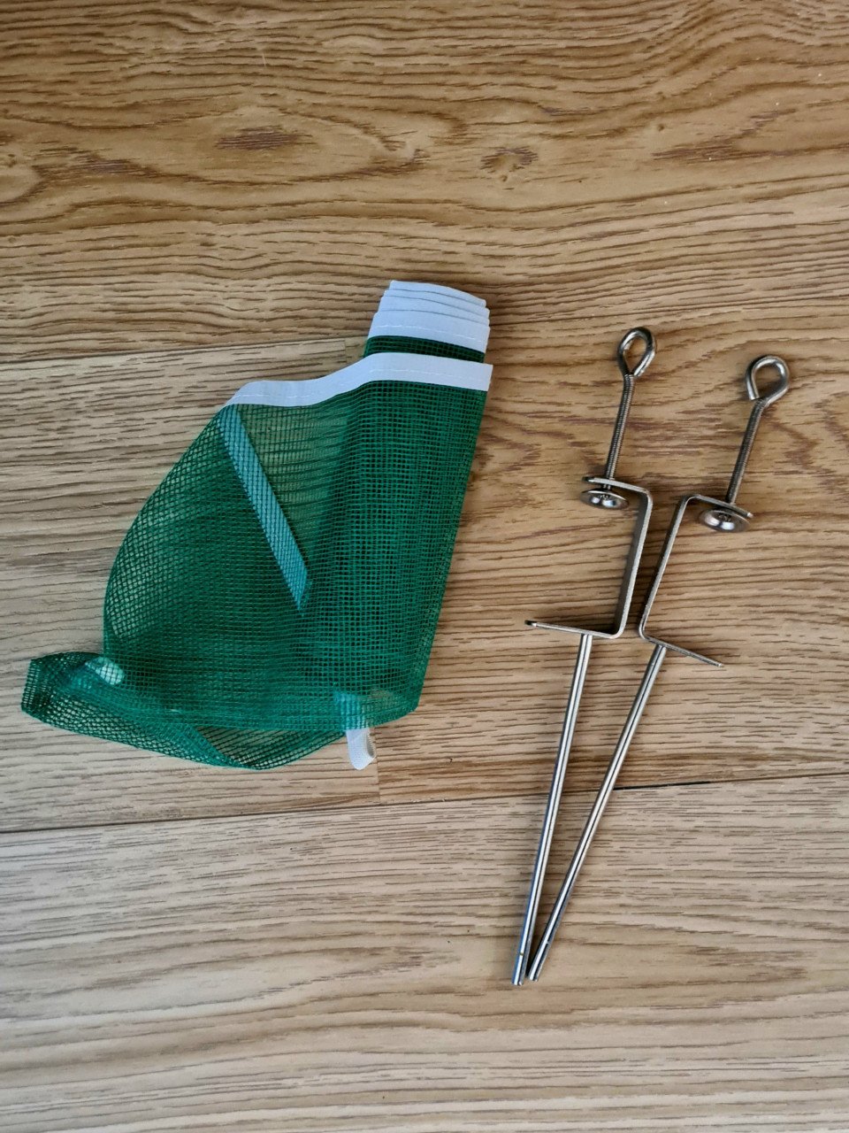 Buiten speelgoed te koop.