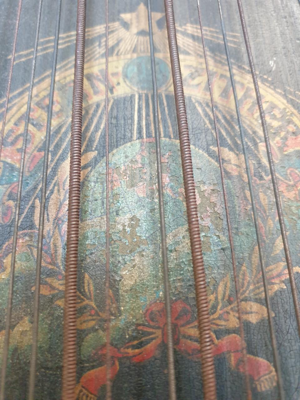 Antieke tafelgitaar.