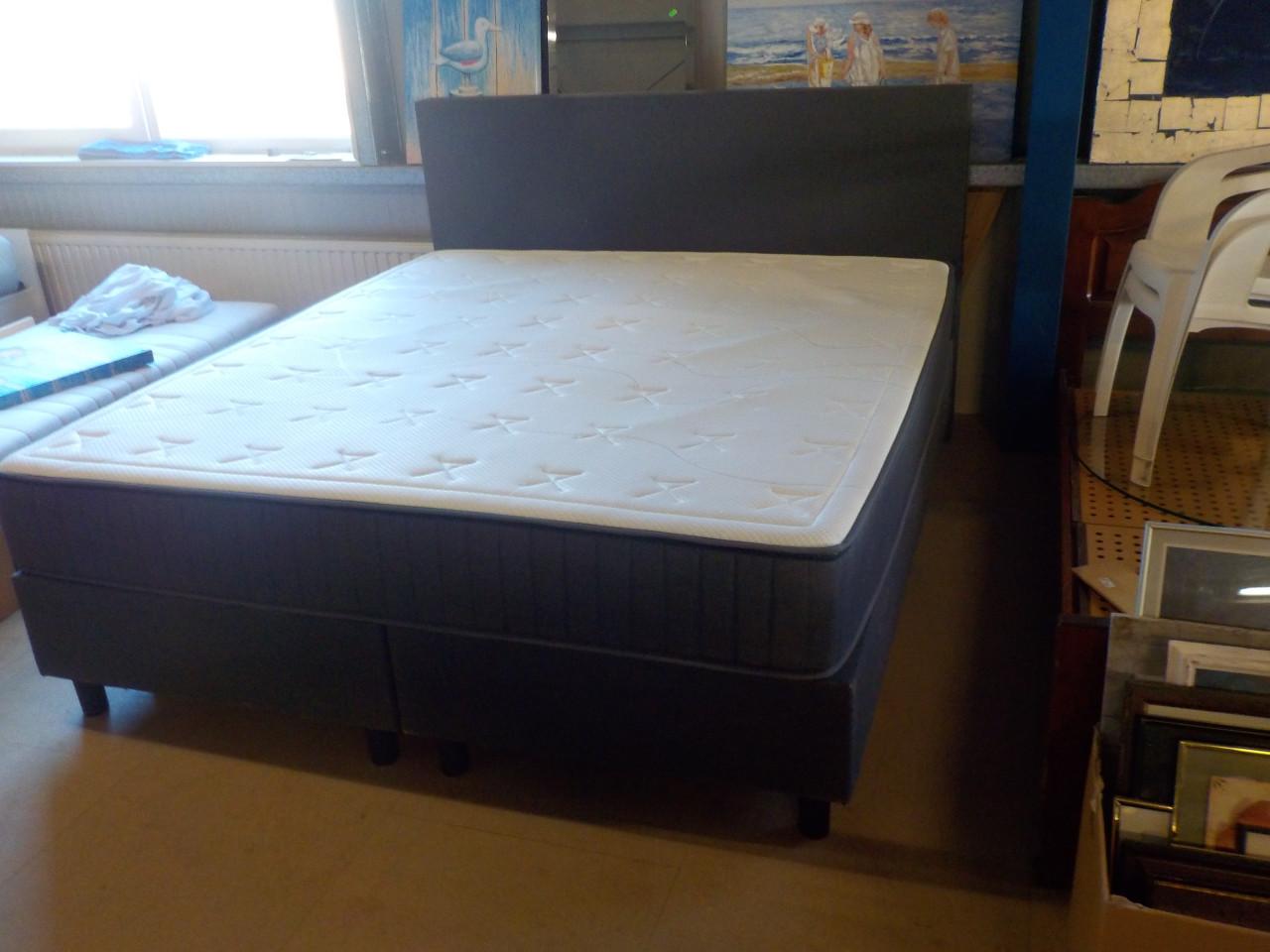 2 delige boxspring 2 x 90  x 200 m+ 1 groot matras 180 x 200 cm +hoofdboord
