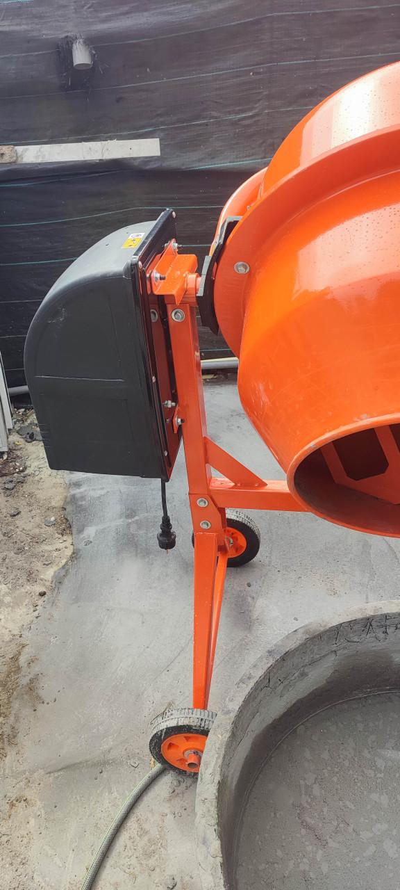 Bijna nieuwe Beton molen.
