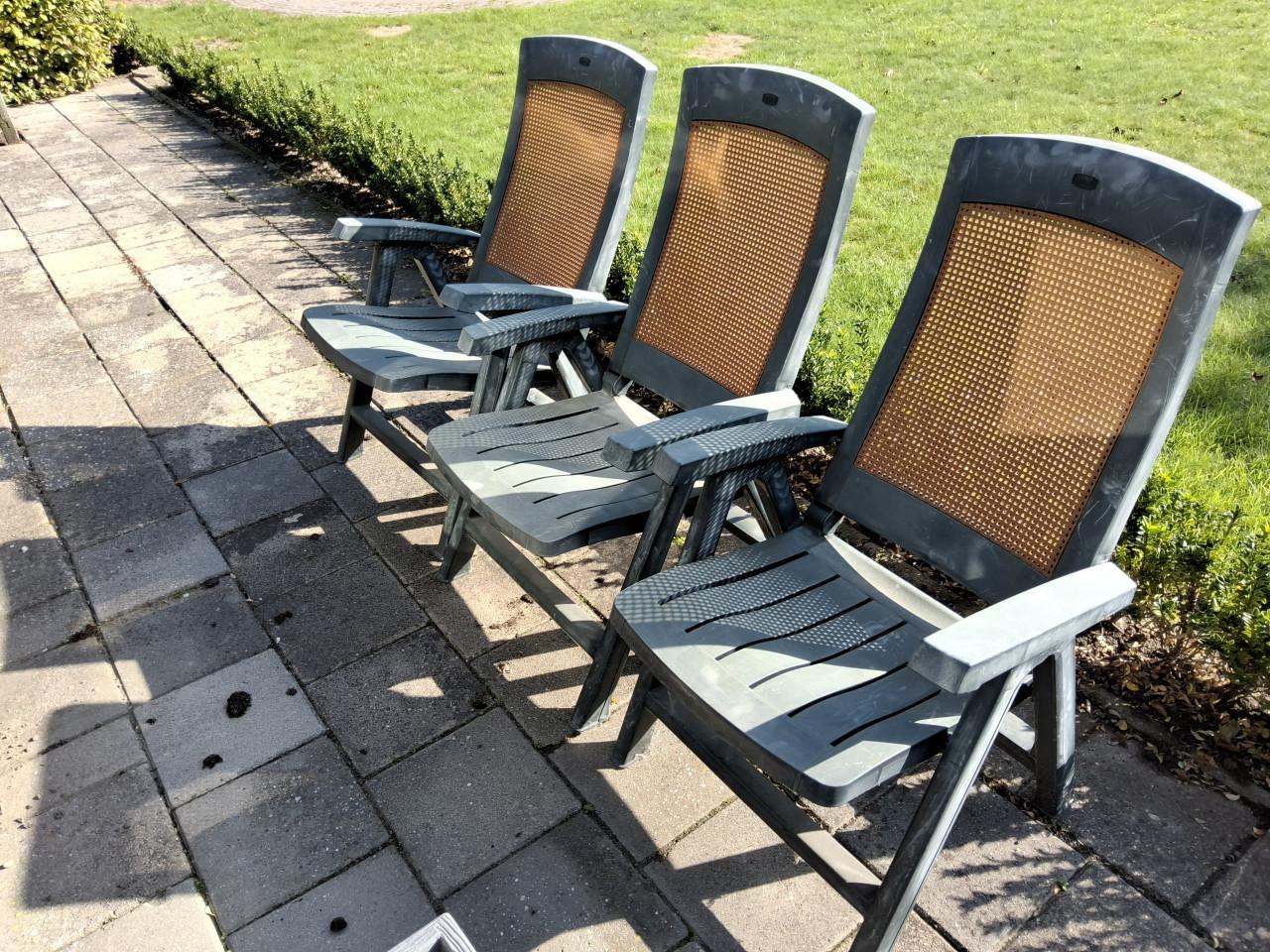 Drie tuinstoelen