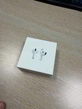 Apple AirPods 4 nieuw en ongebruikt dus