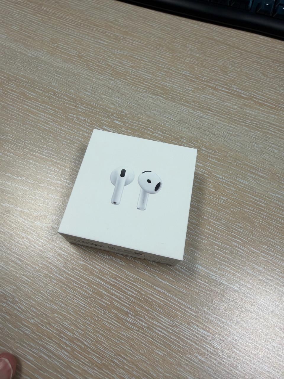 Apple AirPods 4 nieuw en ongebruikt dus