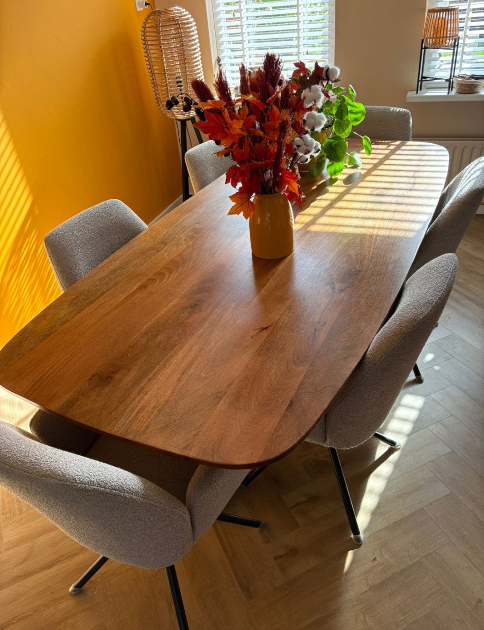 Tafel met 6 stoelen, alleen compleet als set.