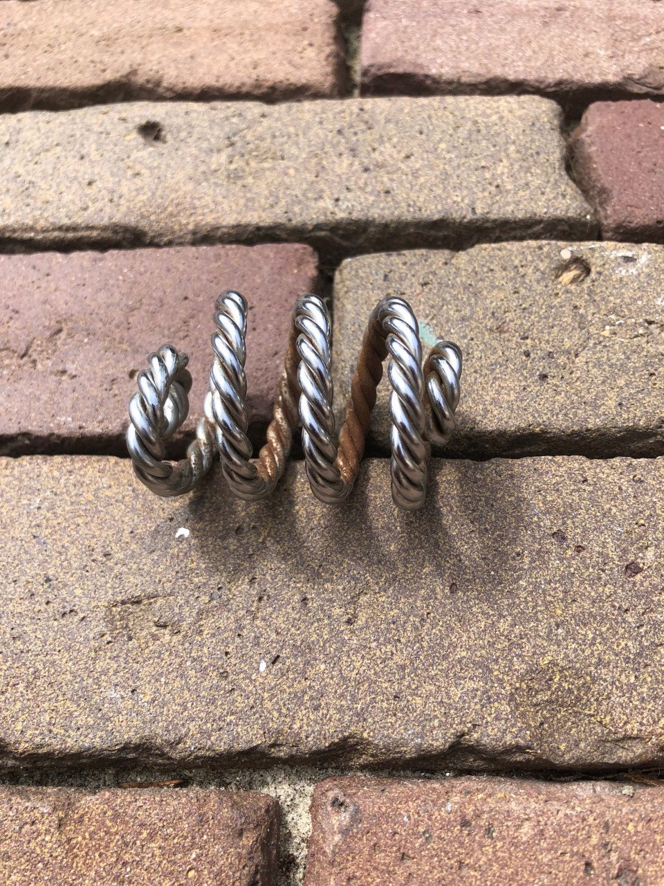 Mooie vintage metalen veer.