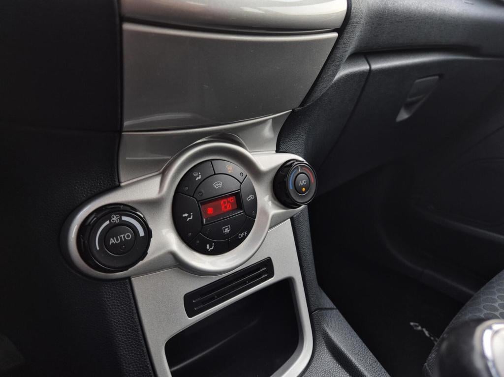 Ford Fiesta 1.25 titanium / dealeronderhouden / voorruitverwarming / stoelv