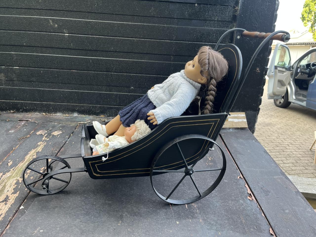 Poppenwagentje met pop, antiek