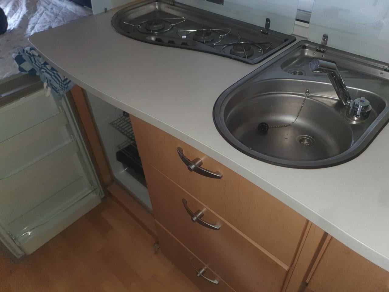 Zeer goed onderhouden en complete KNAUS 420QD Sudwind caravan te koop.