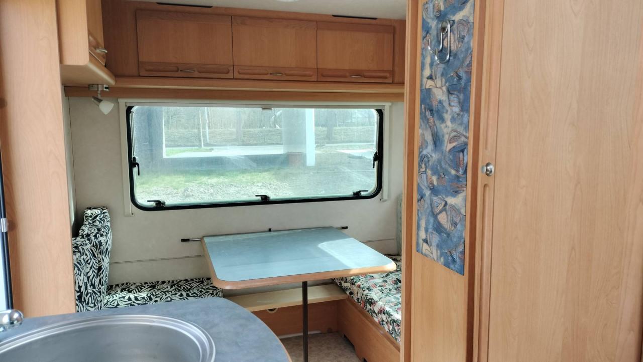 Adria 431 DD (2002) met voortent