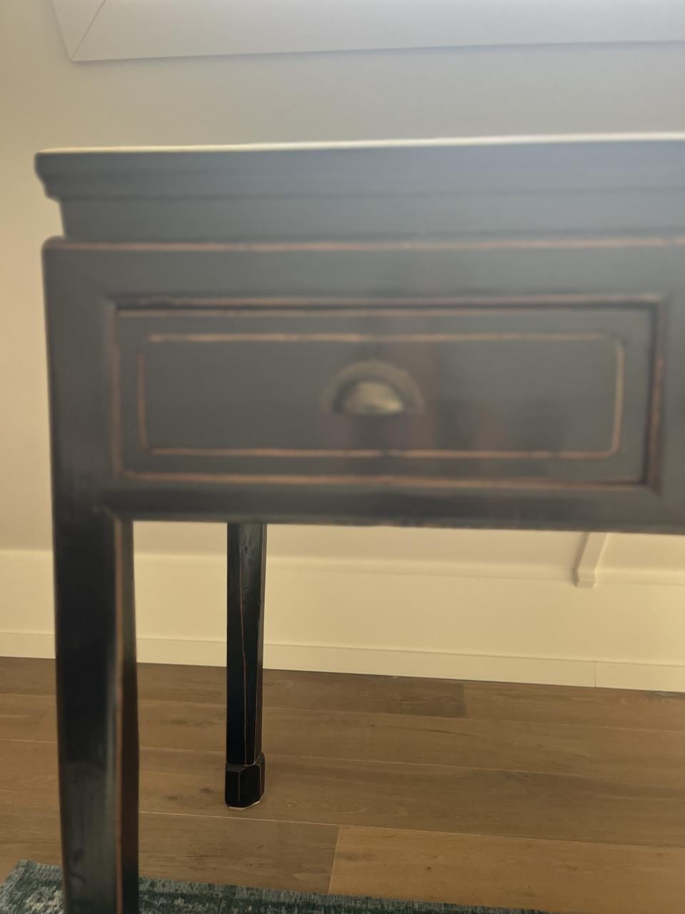 Zwarte side table