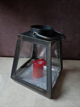 Lantaarn/ windlicht van ijzer en glas. Maten: Breedte onderzijden 29,5 cm.