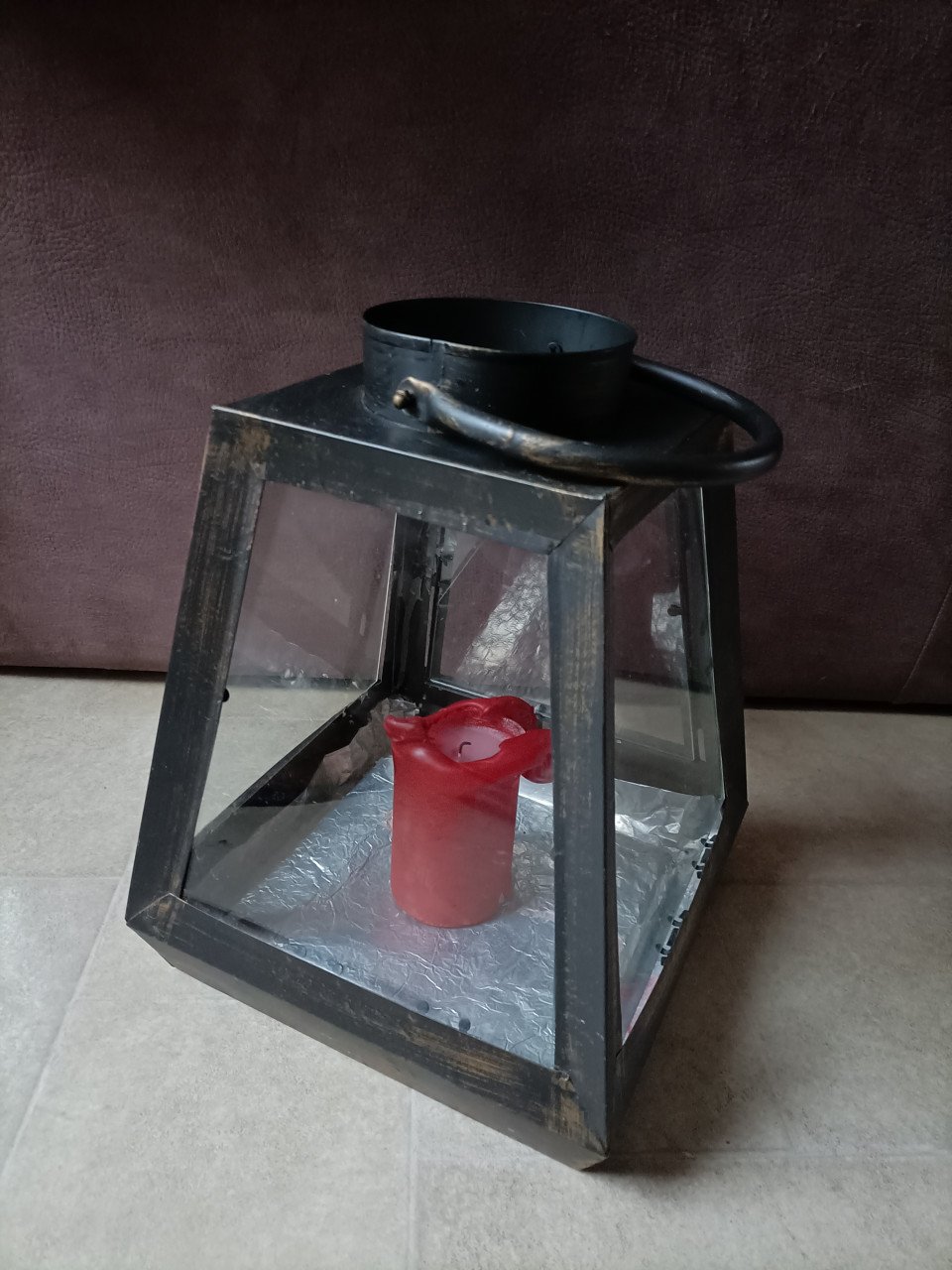 Lantaarn/ windlicht van ijzer en glas. Maten: Breedte onderzijden 29,5 cm.