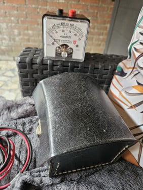 Zgan  ITT General Controls Millivoltmeter in leren opbergtas....