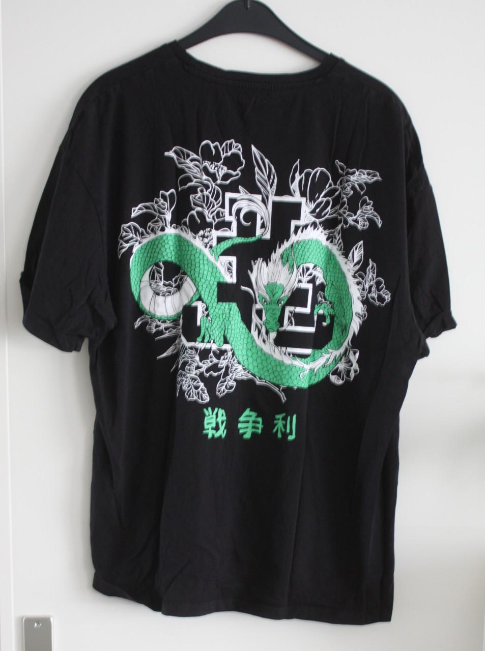 Zwart shirt met print aan d achterkant maat xl