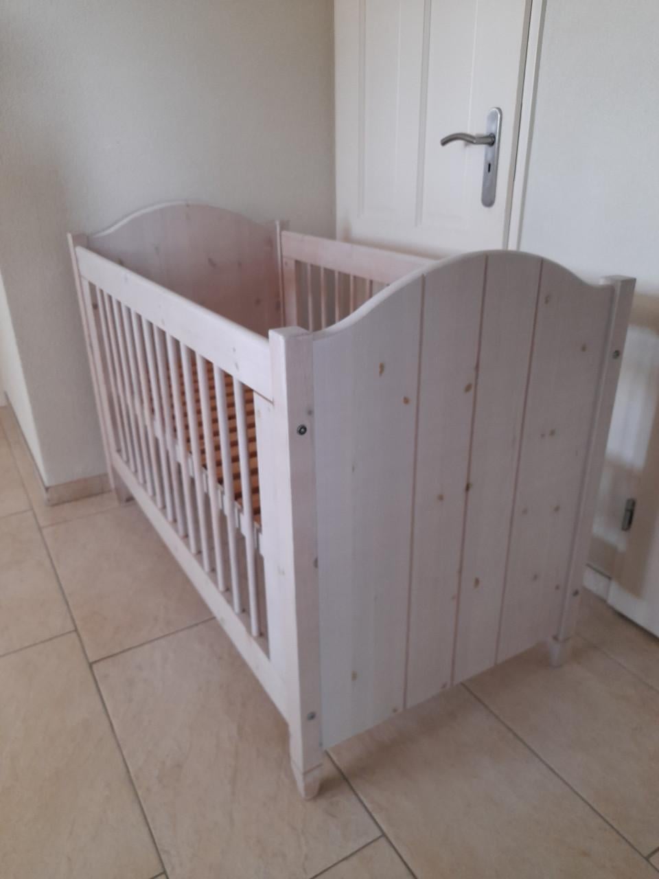 Massief houten white wash ledikantje (in goede staat)in hoogte verstelbaar!