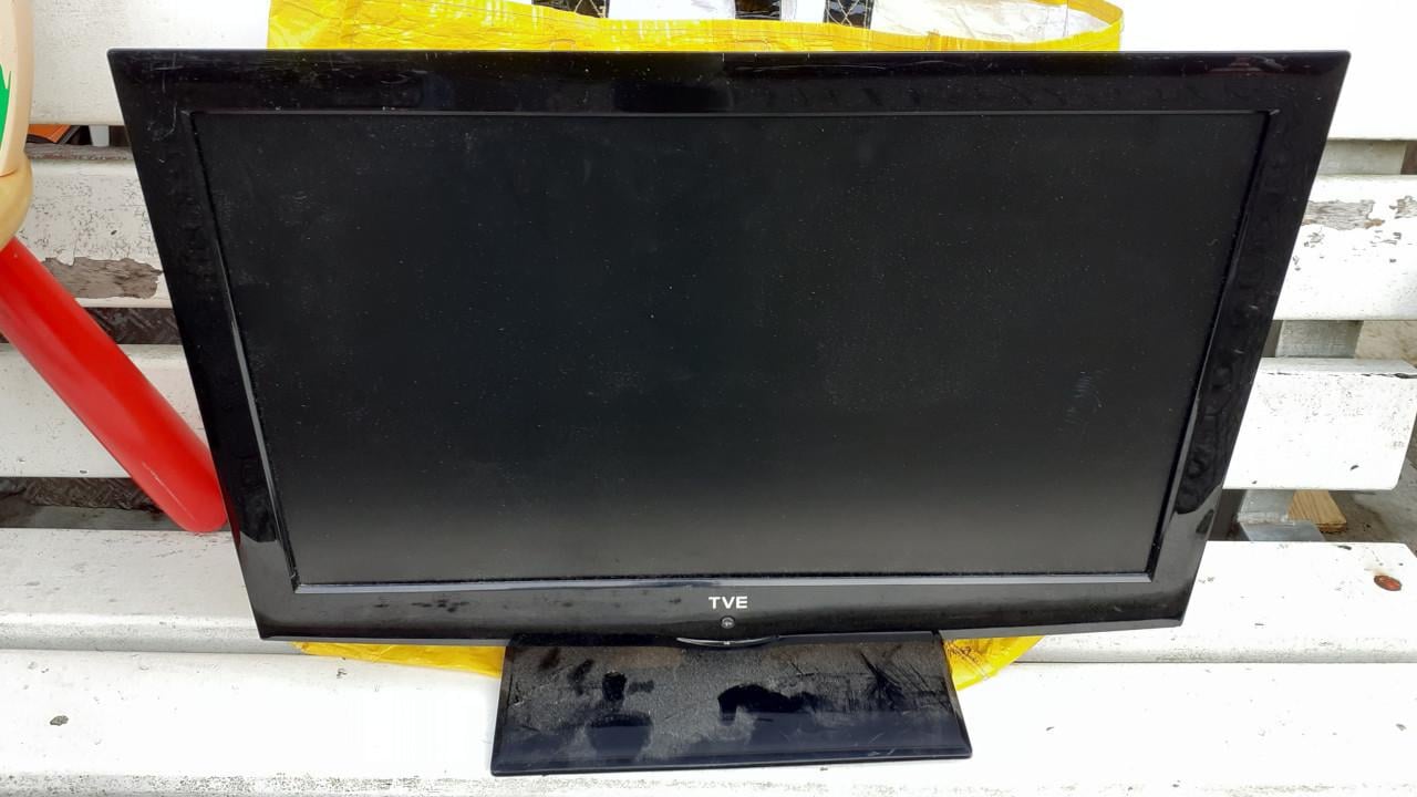 3 x Computer BEELD-SCHERM Monitor TVE & ACER & Houten.!