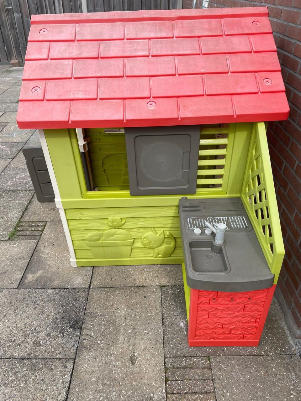 Smoby speelhuis + buitenkeuken, deurbel + ( water) glijbaan