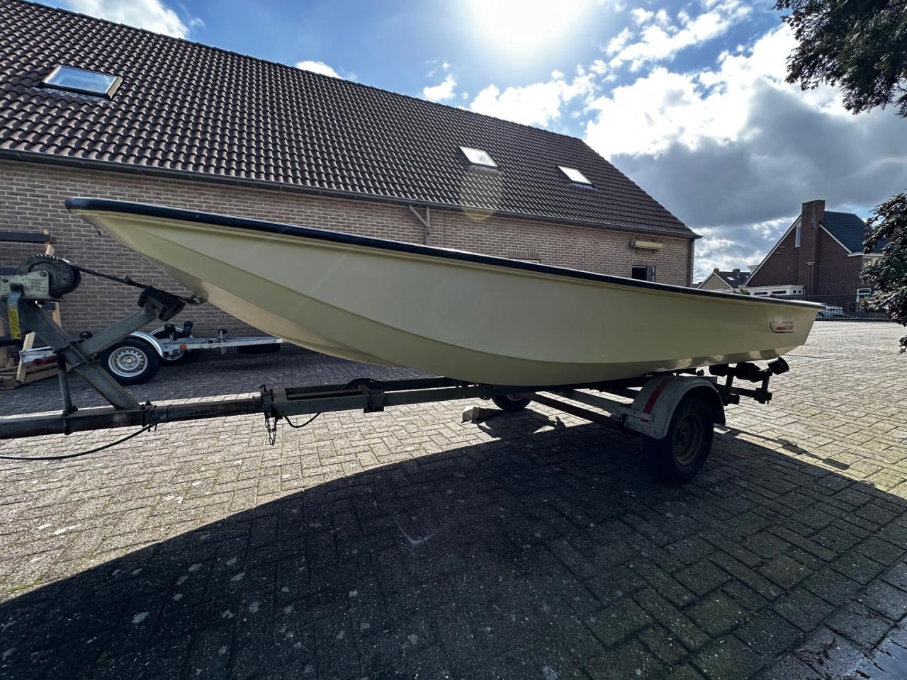 Boston Whaler 13 met Mariner 25pk 4takt buitenboordmotor.