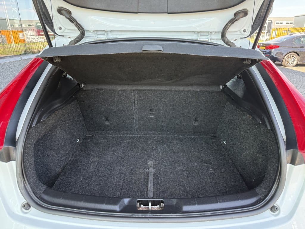 Volvo V40 1.6 t2 r-design | navi | cruise | stoelverwarming | parkeersensor