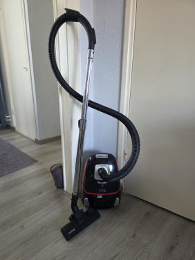 Goed werkend stofzuiger merk SAUBER-600W-220V-compleet