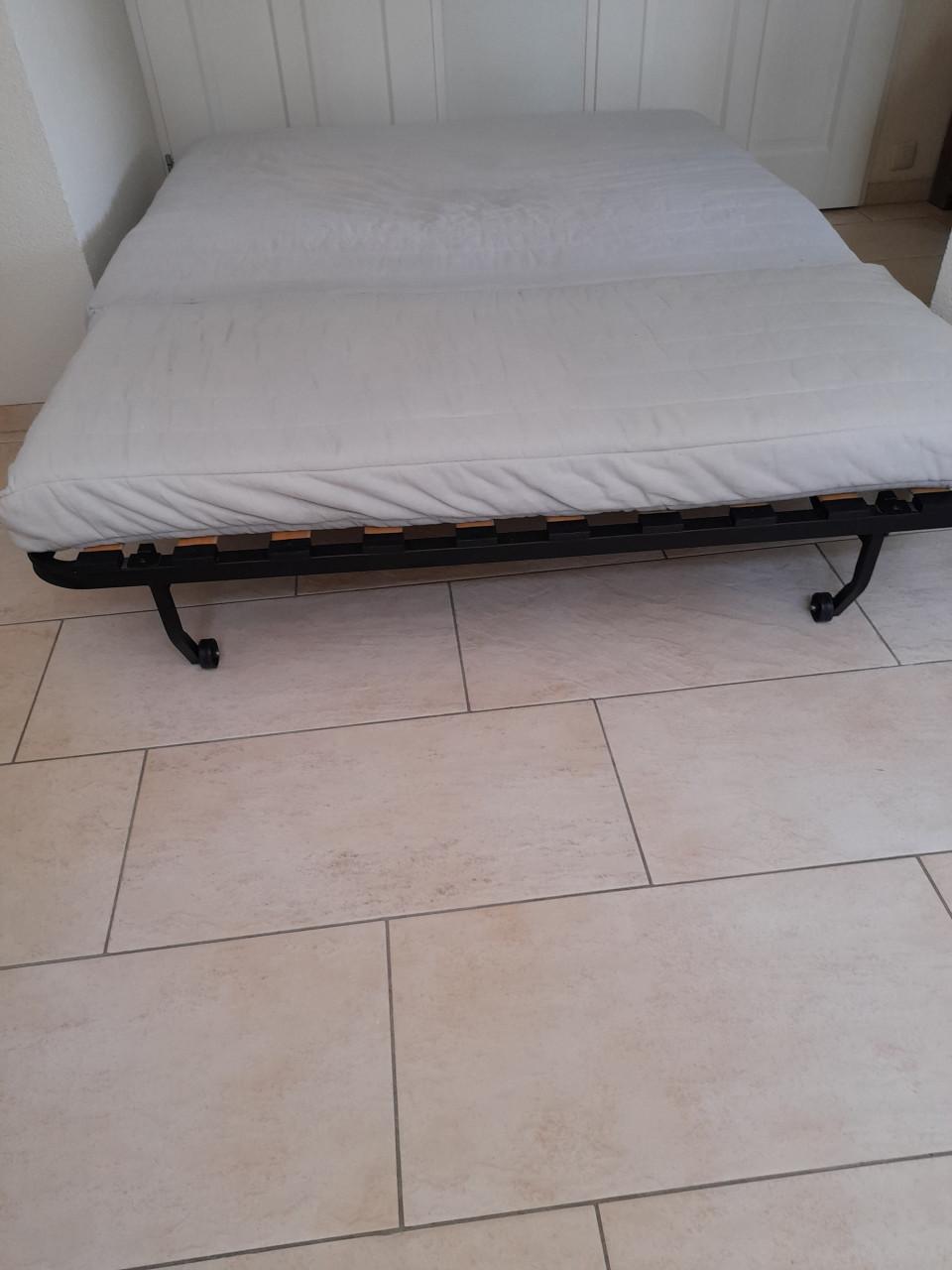 Slaapbank  140 x 190 x 42H (in goede nette staat )