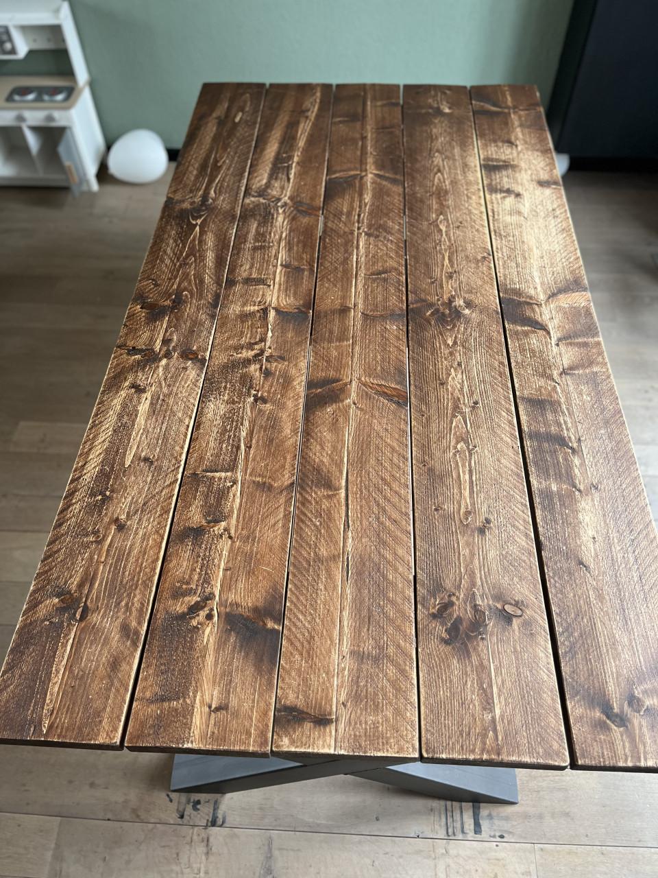 Eettafel met industriële X-poten