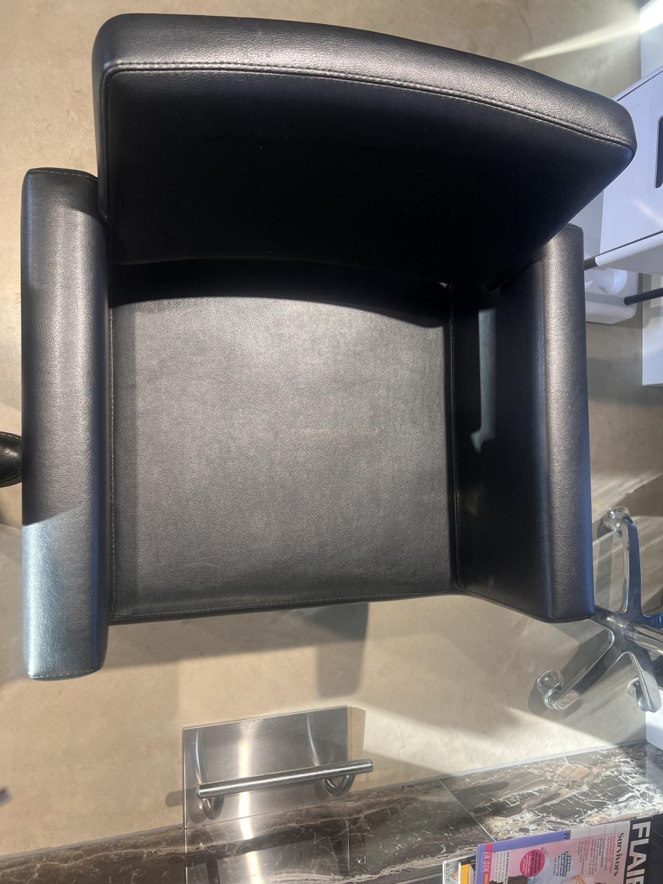 2 kapperstoelen incl. Voetsteunen