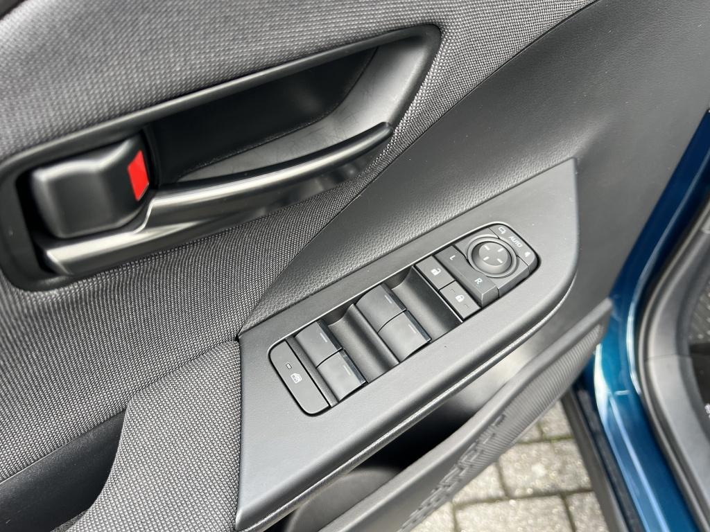 Toyota C-hr 1.8 hybr 140 first