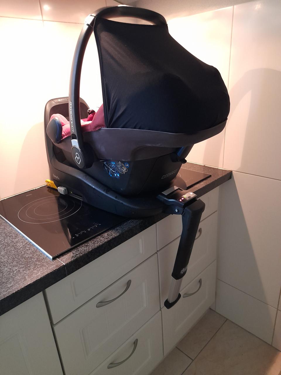 Maxi cosi pebble set met iso fix van 0/9 mnd en 9/18kg (in goede nette st.)
