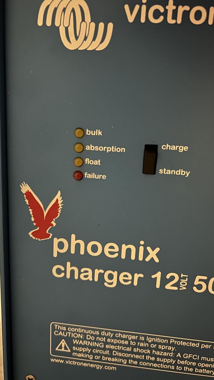 Victron Phoenix Charger 12/50 (acculader)
