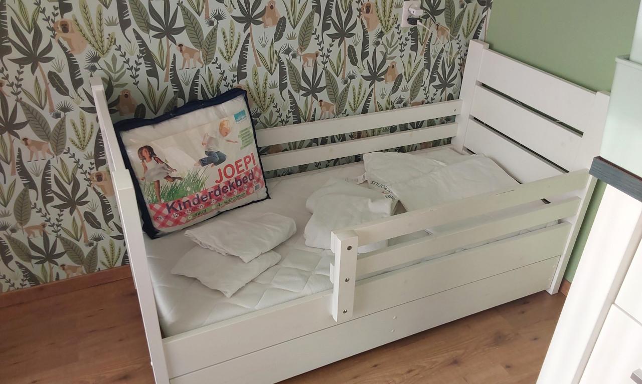 Compleet peuterbed met lade, matras, kussen, dekbed, hoeslakens,beschermers