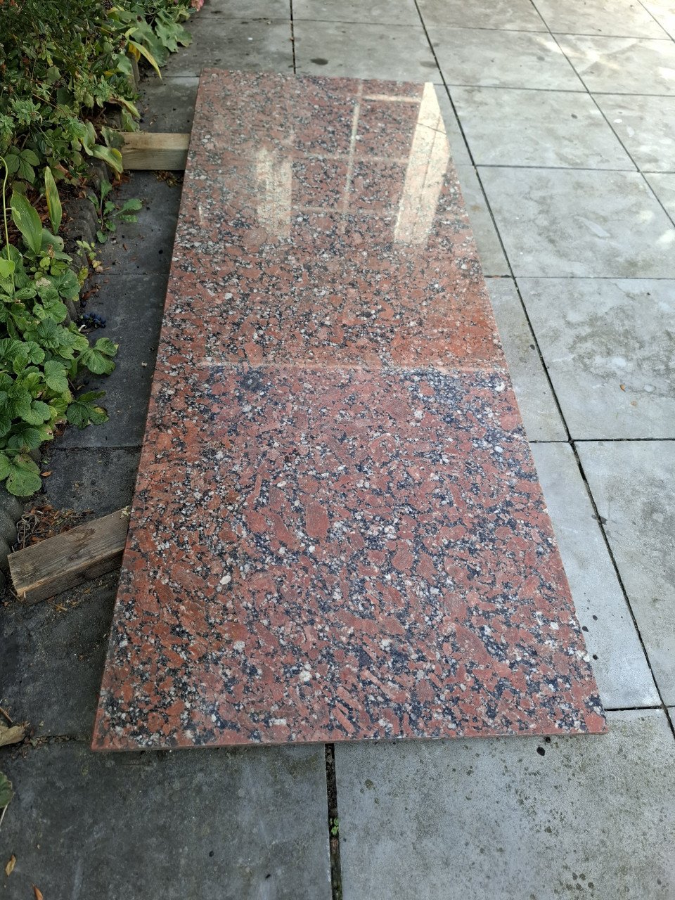 Te koop: rood granieten blad. Afm. 1850mm x 700mm x 24mm