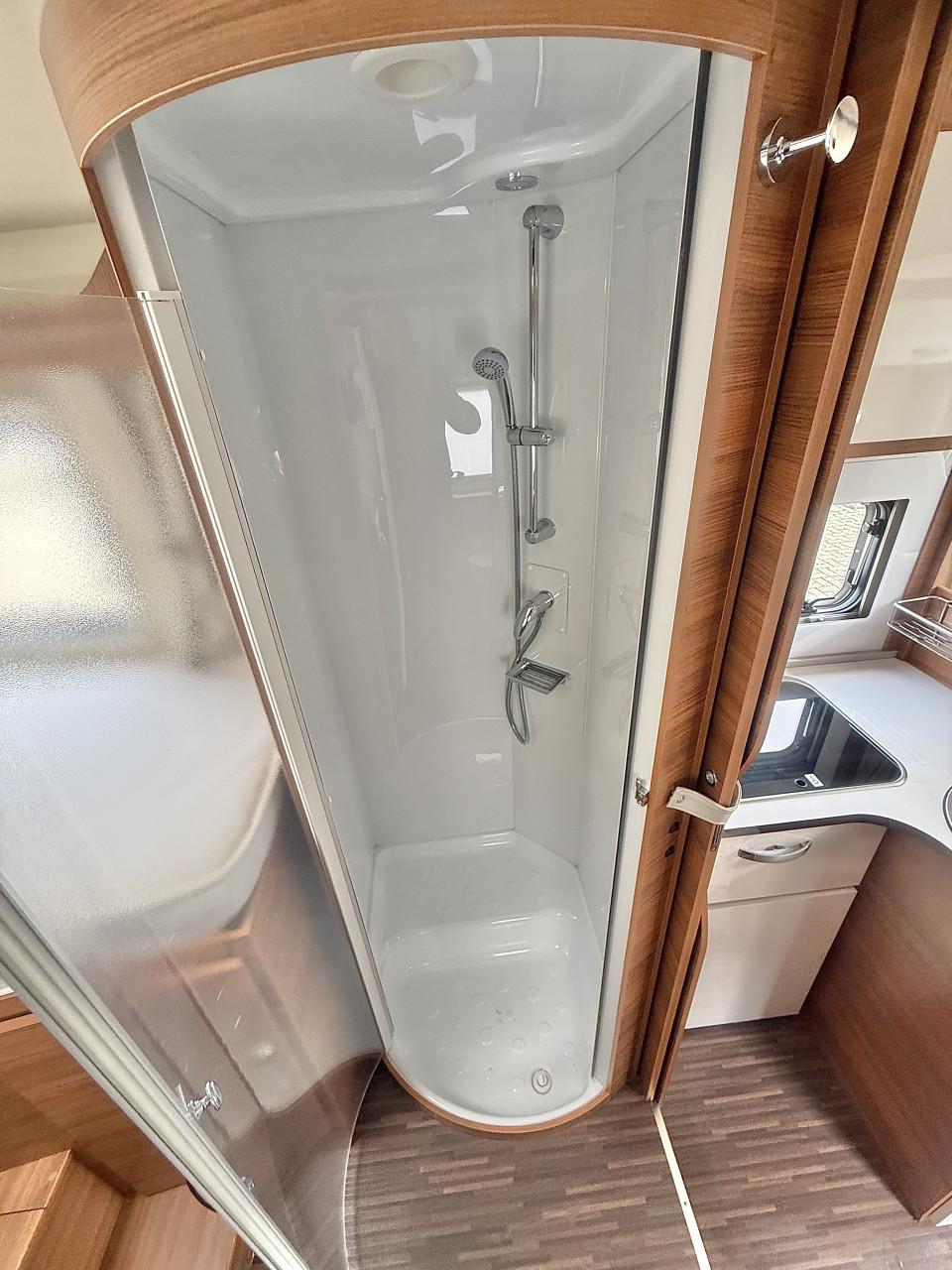 Elnagh Baron 73 (2x lengtebedden, hefbed, Euro 6 , zeer netjes )