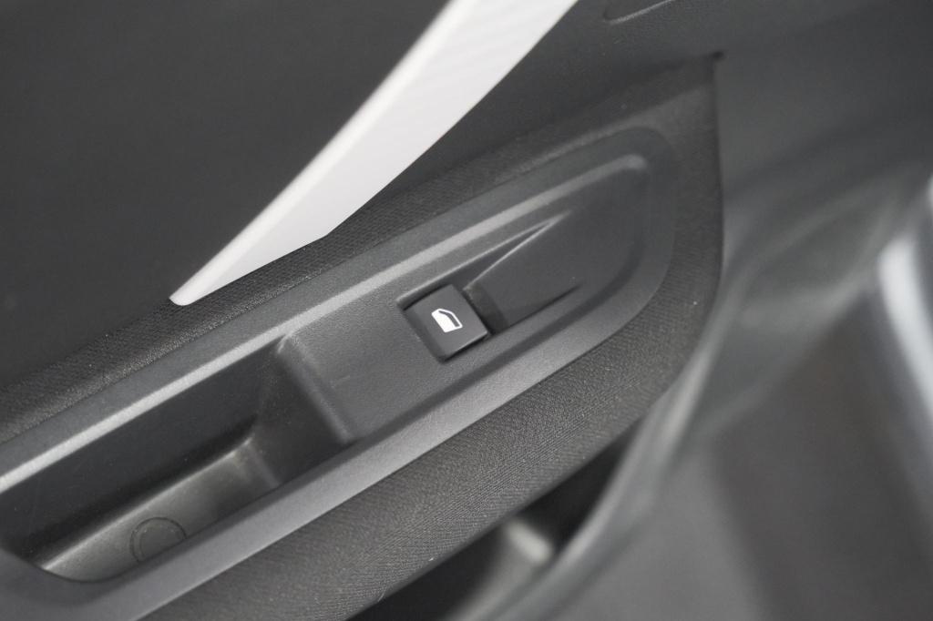 Citroen C4 puretech 130 feel | trekhaak | camera | allseason banden | clima
