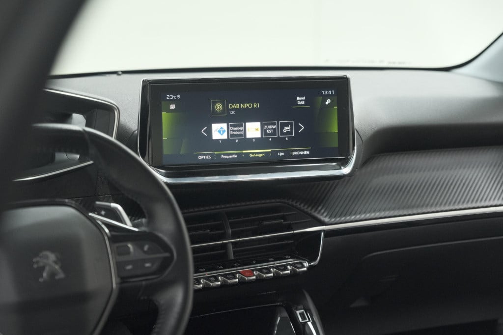 Peugeot 208 puretech 100 eat8 allure | camera | apple carplay | navigatie |